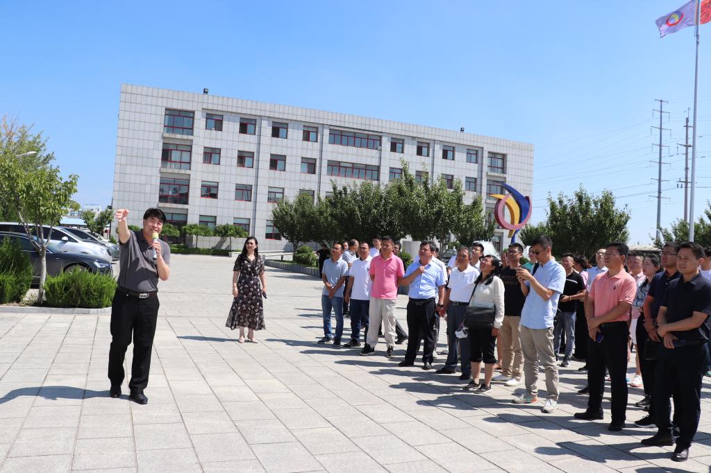 廣場上的人們描述已自動生成